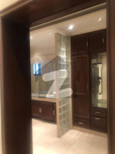 گلبرگ 5 گلبرگ,لاہور میں 4 کمروں کا 10 مرلہ مکان 6.5 کروڑ میں برائے فروخت۔