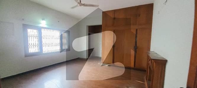 ایف ۔ 10 اسلام آباد میں 5 کمروں کا 1 کنال مکان 3.7 لاکھ میں کرایہ پر دستیاب ہے۔