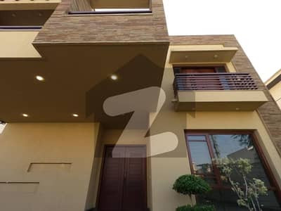 ڈی ایچ اے فیز 8 ڈی ایچ اے ڈیفینس,کراچی میں 8 کمروں کا 1 کنال مکان 6.5 لاکھ میں کرایہ پر دستیاب ہے۔