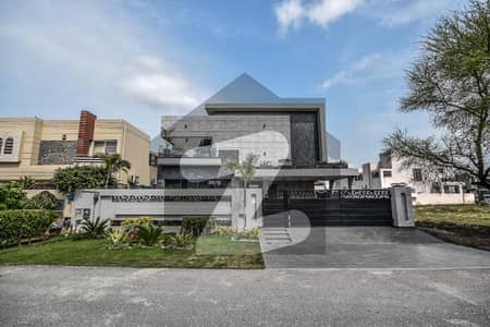 Prime Location 10 Marla Condition Good Modern Design House For Sale In DHA PH 8 Air Avenue.