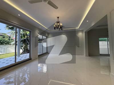 F10 BEAUTIFUL HOUSE MODREN DESIGN SPECIOUS WASHROOMS EXCELLENT LOCATION BIG GREEN LAWN CLOSE END STREET FULLY RENOVATED HOUSE