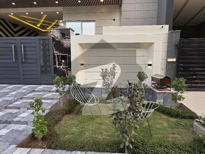 LUXURY HOME !  5 Marla Brand New stylish Luxurious House For Sale.   Demand:2.30crore.   Location: Model City 1, 208 Chak Road, Faisalabad.