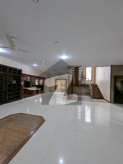 نارتھ ناظم آباد ۔ بلاک ایف نارتھ ناظم آباد,کراچی میں 7 کمروں کا 3 کنال مکان 4.2 لاکھ میں کرایہ پر دستیاب ہے۔