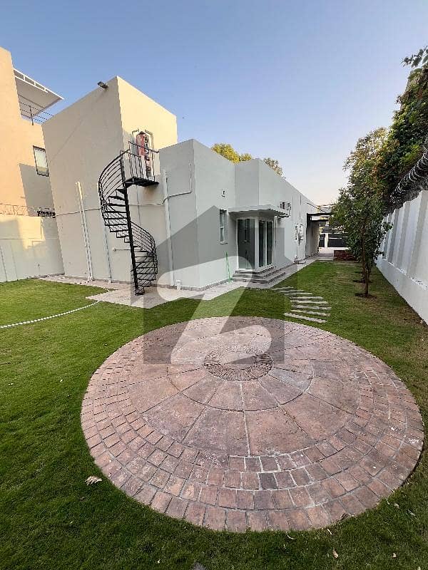 F-8 House For Rent front Back Big Lawn F-8 House For Rent front Back Big Lawn