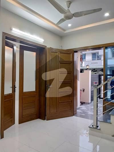 بی ۔ 17 اسلام آباد میں 4 کمروں کا 10 مرلہ مکان 5.2 کروڑ میں برائے فروخت۔