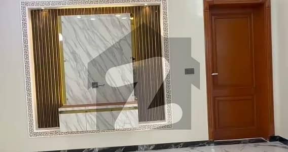 ملتان پبلک سکول روڈ ملتان میں 5 کمروں کا 10 مرلہ مکان 3.4 کروڑ میں برائے فروخت۔