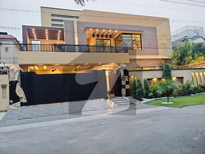 واپڈا ٹاؤن لاہور میں 6 کمروں کا 1 کنال مکان 10.5 کروڑ میں برائے فروخت۔ واپڈا ٹاؤن لاہور میں 6 کمروں کا 1 کنال مکان 10.5 کروڑ میں برائے فروخت۔