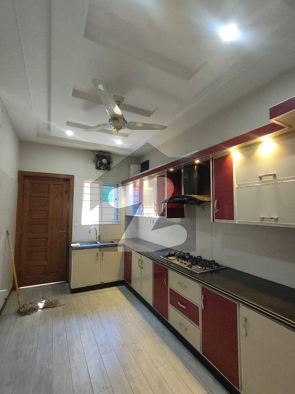 G 13 Uper portion available for rent