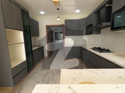 کلفٹن ۔ بلاک 4 کلفٹن,کراچی میں 4 کمروں کا 1 کنال فلیٹ 8.75 کروڑ میں برائے فروخت۔