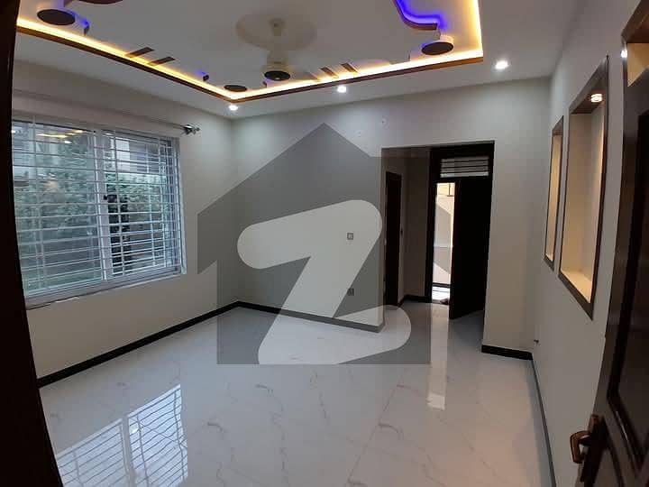 سوان گارڈن اسلام آباد میں 6 کمروں کا 12 مرلہ مکان 1.25 لاکھ میں کرایہ پر دستیاب ہے۔