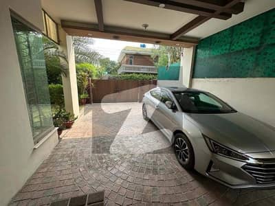 کینٹ لاہور میں 5 کمروں کا 1 کنال مکان 3.9 لاکھ میں کرایہ پر دستیاب ہے۔