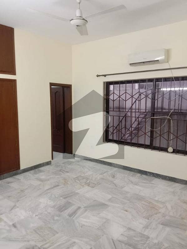 ایف ۔ 11 اسلام آباد میں 7 کمروں کا 1 کنال زیریں پورشن 3.25 لاکھ میں کرایہ پر دستیاب ہے۔