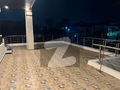 این ایف سی 1 لاہور میں 4 کمروں کا 2 کنال بالائی پورشن 1.4 لاکھ میں کرایہ پر دستیاب ہے۔