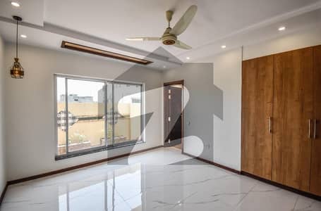 ڈی ایچ اے فیز 3 - بلاک زیڈ فیز 3,ڈیفنس (ڈی ایچ اے),لاہور میں 5 کمروں کا 1 کنال مکان 3.0 لاکھ میں کرایہ پر دستیاب ہے۔