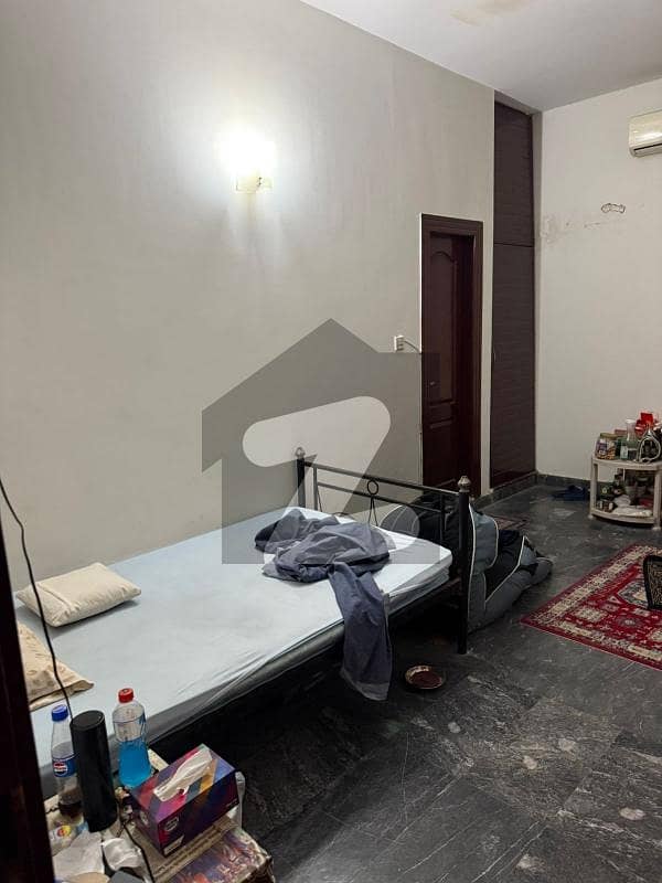 ڈی ایچ اے فیز 5 ڈیفنس (ڈی ایچ اے),لاہور میں 1 کمرے کا 1 کنال کمرہ 30.0 ہزار میں کرایہ پر دستیاب ہے۔