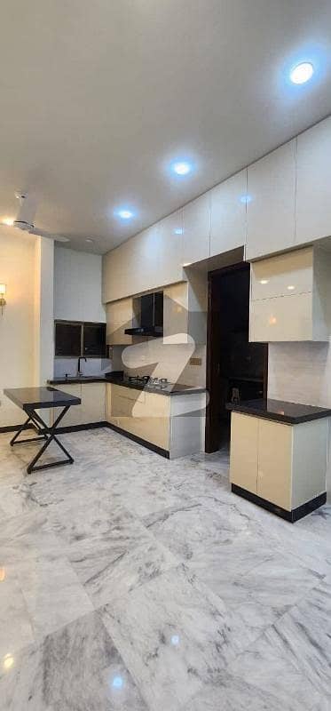 ڈی ایچ اے فیز 8 ڈی ایچ اے ڈیفینس,کراچی میں 3 کمروں کا 1 کنال بالائی پورشن 2.6 لاکھ میں کرایہ پر دستیاب ہے۔ ڈی ایچ اے فیز 8 ڈی ایچ اے ڈیفینس,کراچی میں 3 کمروں کا 1 کنال بالائی پورشن 2.6 لاکھ میں کرایہ پر دستیاب ہے۔