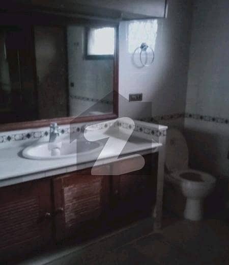 گلبرگ لاہور میں 3 کمروں کا 6 مرلہ دفتر 1.35 لاکھ میں کرایہ پر دستیاب ہے۔