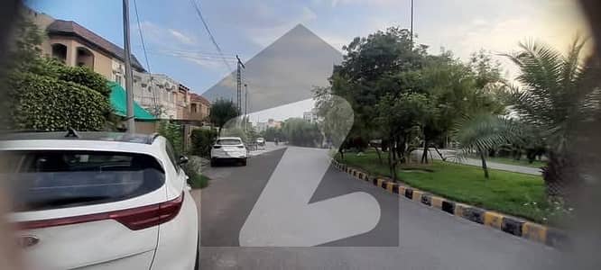 گلبرگ 3 گلبرگ,لاہور میں 4 کمروں کا 1 کنال مکان 7.0 کروڑ میں برائے فروخت۔