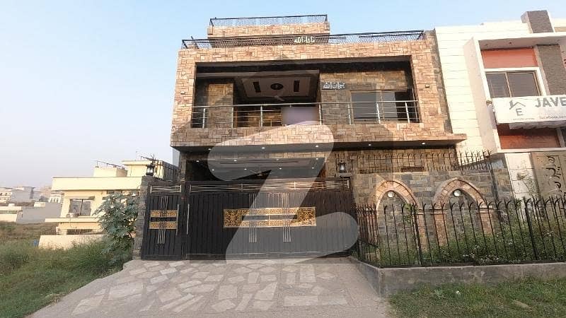 Well-constructed Prime Location House Available For sale In E-18 Well-constructed Prime Location House Available For sale In E-18