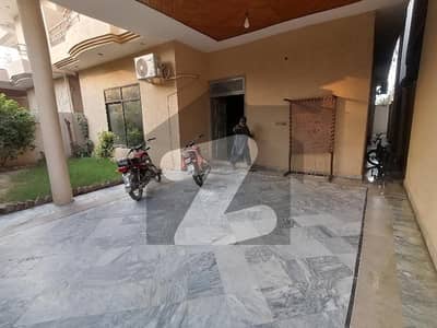 Stunning 10 Marla House In Shalimar Colony Available