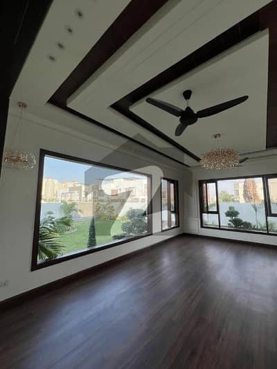 ڈی ایچ اے فیز 8 ڈی ایچ اے ڈیفینس,کراچی میں 6 کمروں کا 2 کنال مکان 40.0 کروڑ میں برائے فروخت۔