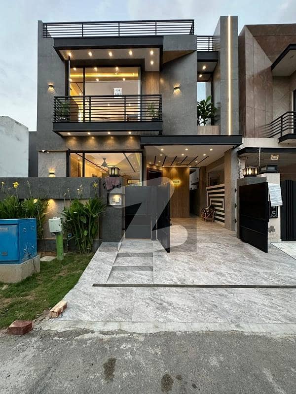 ڈی ایچ اے 9 ٹاؤن ڈیفنس (ڈی ایچ اے),لاہور میں 3 کمروں کا 5 مرلہ مکان 2.2 کروڑ میں برائے فروخت۔ ڈی ایچ اے 9 ٹاؤن ڈیفنس (ڈی ایچ اے),لاہور میں 3 کمروں کا 5 مرلہ مکان 2.2 کروڑ میں برائے فروخت۔