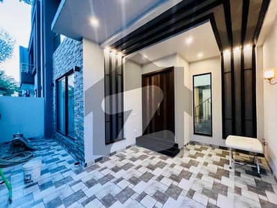 لیک سٹی - سیکٹر ایم-7اے لیک سٹی,رائیونڈ روڈ,لاہور میں 5 کمروں کا 7 مرلہ مکان 2.95 کروڑ میں برائے فروخت۔