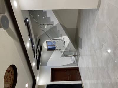 بہادر آباد گلشنِ اقبال ٹاؤن,کراچی میں 5 کمروں کا 9 مرلہ مکان 9.5 کروڑ میں برائے فروخت۔