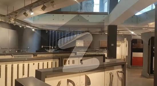 کالج روڈ لاہور میں 4 کنال Studio عمارت 16.0 لاکھ میں کرایہ پر دستیاب ہے۔