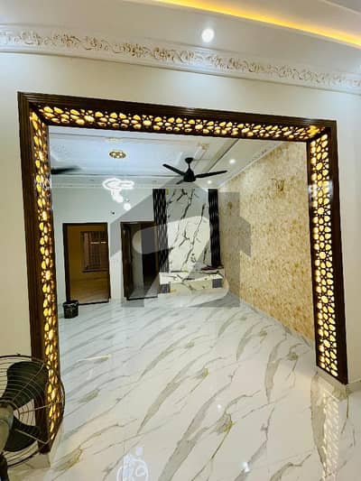 ایڈن بولیوارڈ ہاؤسنگ سکیم کالج روڈ,لاہور میں 5 کمروں کا 5 مرلہ مکان 2.5 کروڑ میں برائے فروخت۔