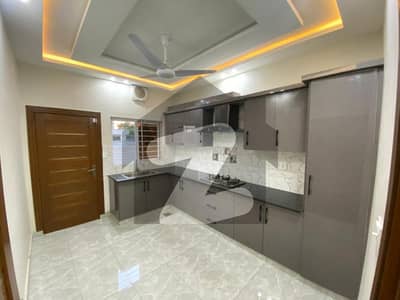 بحریہ ٹاؤن فیز 8 بحریہ ٹاؤن راولپنڈی,راولپنڈی میں 5 کمروں کا 10 مرلہ مکان 3.4 کروڑ میں برائے فروخت۔ بحریہ ٹاؤن فیز 8 بحریہ ٹاؤن راولپنڈی,راولپنڈی میں 5 کمروں کا 10 مرلہ مکان 3.4 کروڑ میں برائے فروخت۔