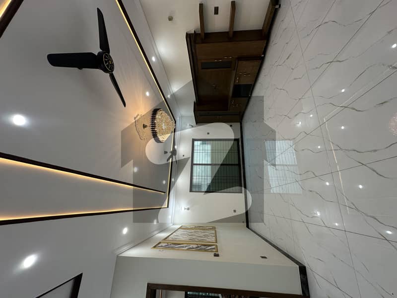 کینال گارڈن لاہور میں 5 کمروں کا 1 کنال مکان 5.5 کروڑ میں برائے فروخت۔ کینال گارڈن لاہور میں 5 کمروں کا 1 کنال مکان 5.5 کروڑ میں برائے فروخت۔