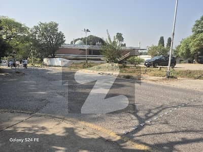 AN EXCELLENT PLOT 1200 SQYRDS/ PROPER CORNER IS AVAILABLE FOR SALE.