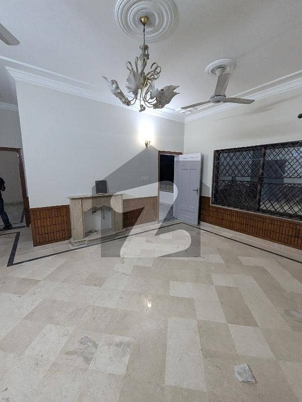 ایف ۔ 11 اسلام آباد میں 3 کمروں کا 1 کنال زیریں پورشن 2.5 لاکھ میں کرایہ پر دستیاب ہے۔