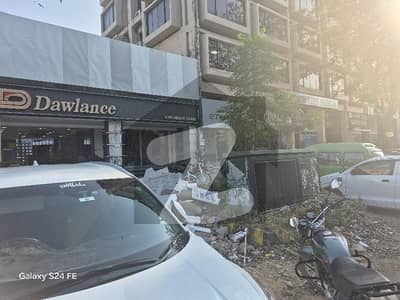 A DECENT COMMERCIAL BUILDING 600 SQYRDS BLUE AREA, FACING JINNAH AVENUE/ AVAILABLE FOR SALE