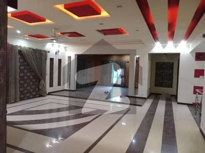 نیو سُپر ٹاؤن لاہور میں 6 کمروں کا 1 کنال مکان 3.15 لاکھ میں کرایہ پر دستیاب ہے۔