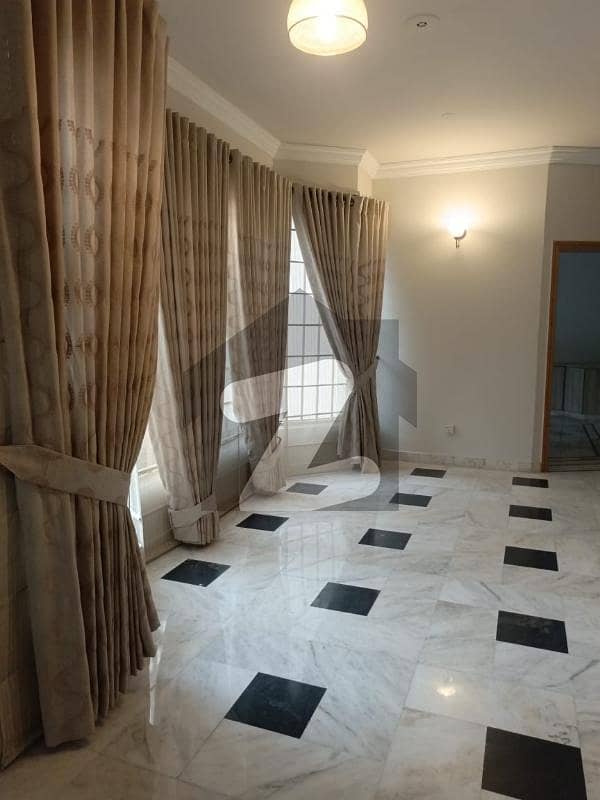 6 BEDROOM HOUSE With BEAUTIFUL LAWN. 6 BEDROOM HOUSE With BEAUTIFUL LAWN.