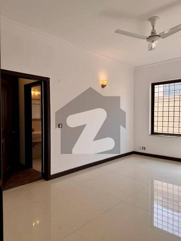 ایف ۔ 6 اسلام آباد میں 3 کمروں کا 2 کنال زیریں پورشن 4.5 لاکھ میں کرایہ پر دستیاب ہے۔