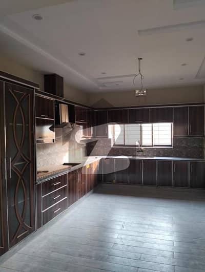 ایل ڈی اے ایوینیو لاہور میں 6 کمروں کا 1 کنال مکان 2.05 لاکھ میں کرایہ پر دستیاب ہے۔