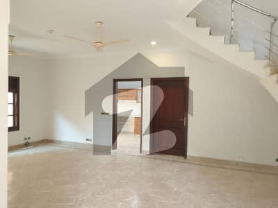 ڈی ایچ اے فیز 6 ڈی ایچ اے ڈیفینس,کراچی میں 10 مرلہ مکان 3.0 لاکھ میں کرایہ پر دستیاب ہے۔