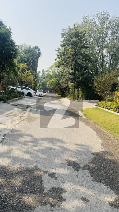 ایف ۔ 10 اسلام آباد میں 1 کنال رہائشی پلاٹ 21.0 کروڑ میں برائے فروخت۔