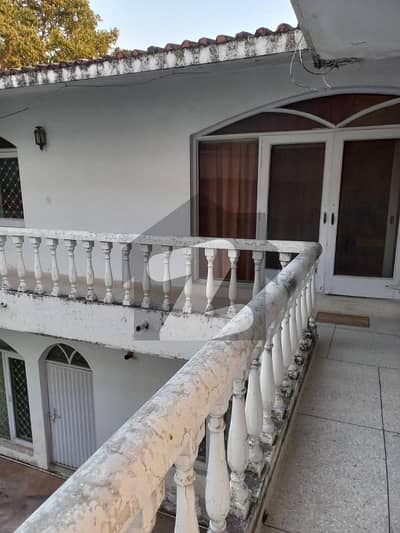 ای ۔ 7 اسلام آباد میں 6 کمروں کا 2 کنال مکان 68.0 کروڑ میں برائے فروخت۔