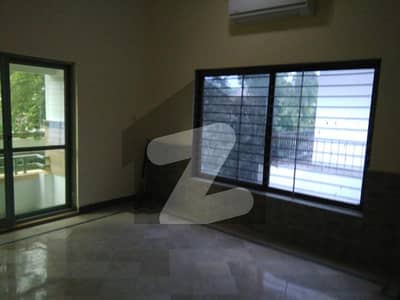 ایف ۔ 7 اسلام آباد میں 8 کمروں کا 1 کنال مکان 22.0 لاکھ میں کرایہ پر دستیاب ہے۔