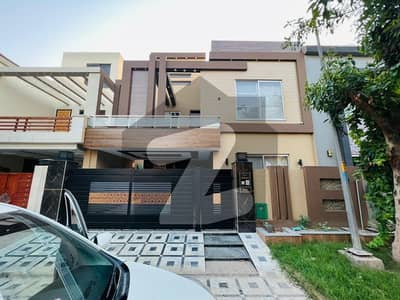 بحریہ ٹاؤن سیکٹر B بحریہ ٹاؤن,لاہور میں 5 کمروں کا 8 مرلہ مکان 3.25 کروڑ میں برائے فروخت۔