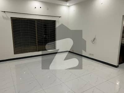 10 marla lower portion available for Rent in tariq garden