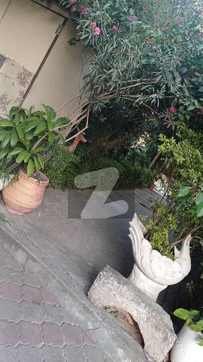 ایف ۔ 10 اسلام آباد میں 7 کمروں کا 1 کنال فارم ہاؤس 30.0 کروڑ میں برائے فروخت۔