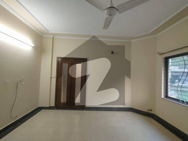 سرور روڈ کینٹ,لاہور میں 4 کمروں کا 5 مرلہ مکان 1.05 لاکھ میں کرایہ پر دستیاب ہے۔