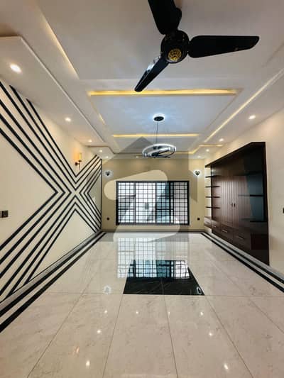 کینال گارڈن لاہور میں 5 کمروں کا 1 کنال مکان 5.5 کروڑ میں برائے فروخت۔