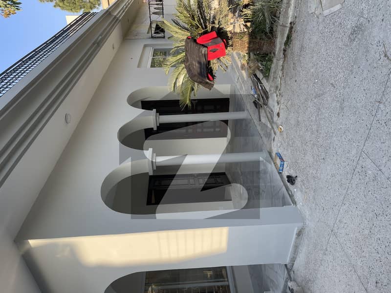 ایف ۔ 10 اسلام آباد میں 6 کمروں کا 1 کنال مکان 6.5 لاکھ میں کرایہ پر دستیاب ہے۔