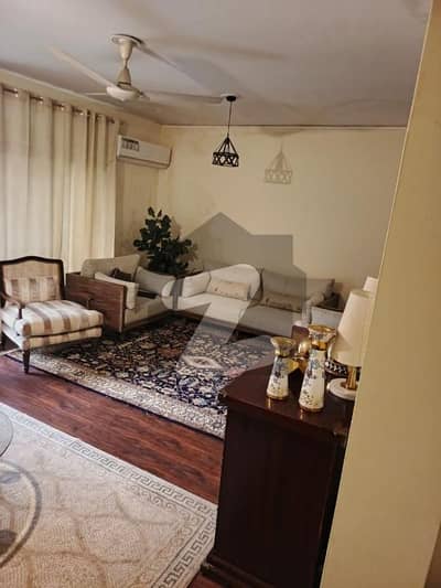 گلبرگ لاہور میں 4 کمروں کا 11 مرلہ مکان 5.0 کروڑ میں برائے فروخت۔